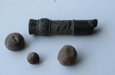 Das Fragment einer Handbüchse wurde 2023 in Kletzke entdeckt. Bildnachweis Landkreis Prignitz